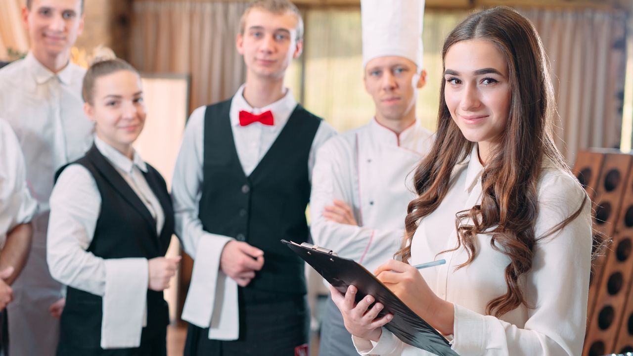 How to manage hotel staff: keys for success